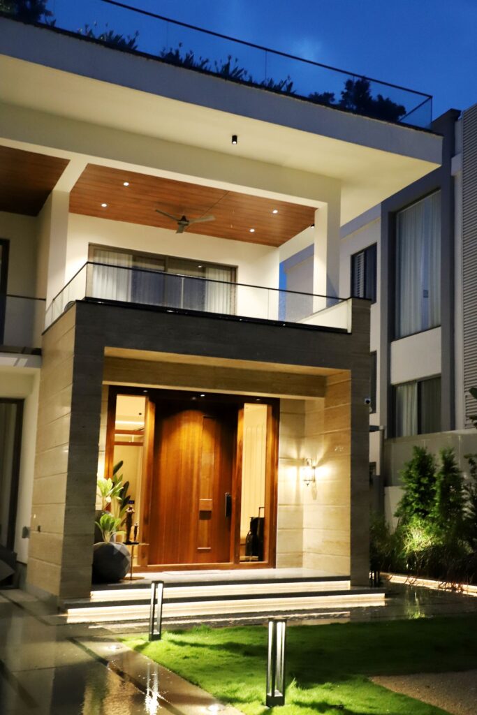 Chiếu sáng mặt tiền nhà phố hiện đại vào buổi tối
