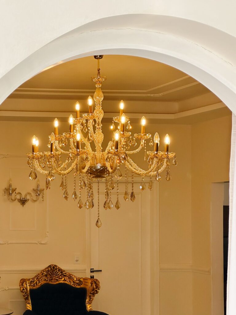 Human centric lighting là gì với đèn chùm pha lê sang trọng