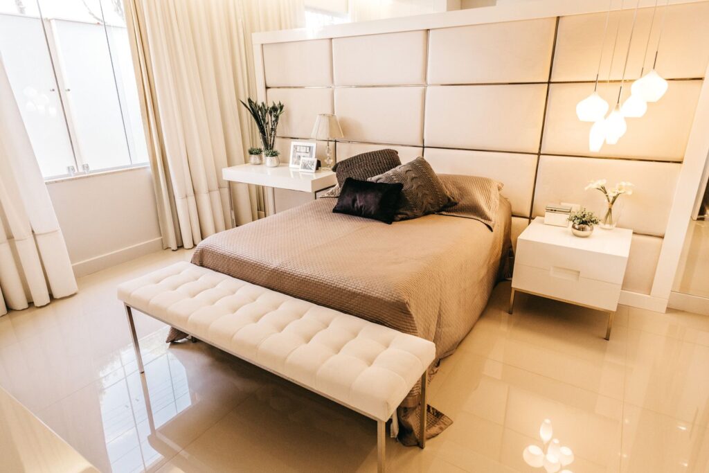 Cách bố trí đèn phòng ngủ cao cấp với ánh sáng dịu nhẹ