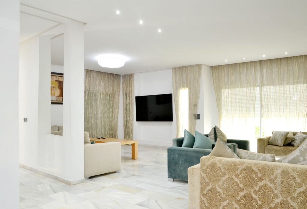 Chọn đèn cho trần bê tông cho phòng khách hiện đại