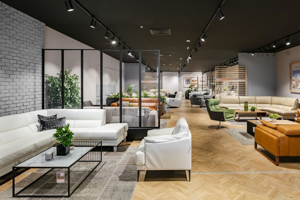 Showroom nội thất cao cấp với ánh sáng CRI 98, hỗ trợ tái hiện màu sắc và làm nổi bật chất liệu gỗ, đá, da, vải và kim loại.