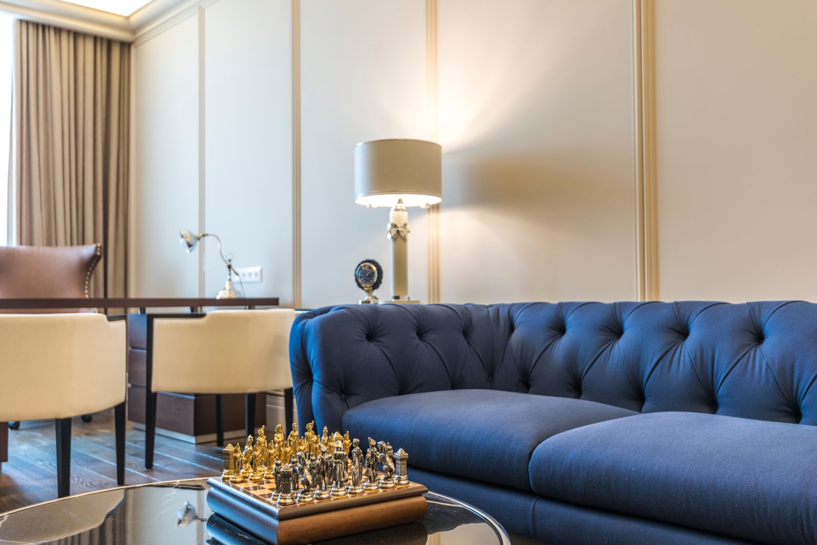 Bố trí đèn khu vực sofa và bàn trà phòng khách