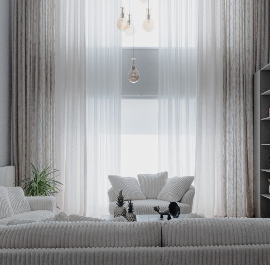 Không gian phòng khách hiện đại đủ sáng minh họa lumen là gì