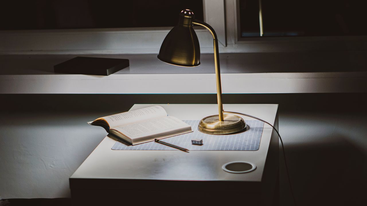 Đèn bàn chiếu sáng trang sách minh họa lux và lumen