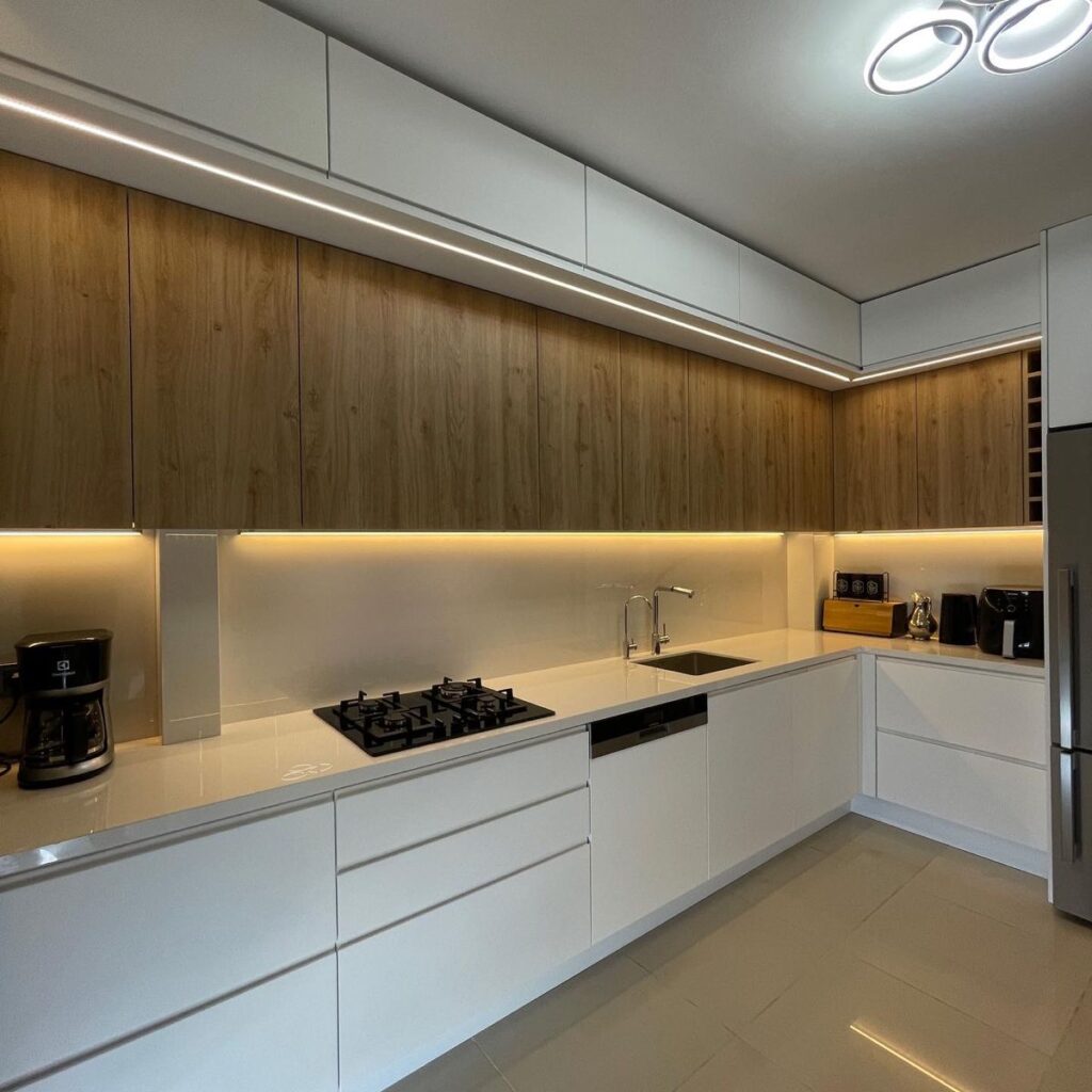 Đèn LED thanh cho tủ bếp sử dụng thân nhôm hỗ trợ tản nhiệt, kết hợp bố trí kín đáo dưới tủ để cung cấp ánh sáng ổn định cho khu vực bếp.