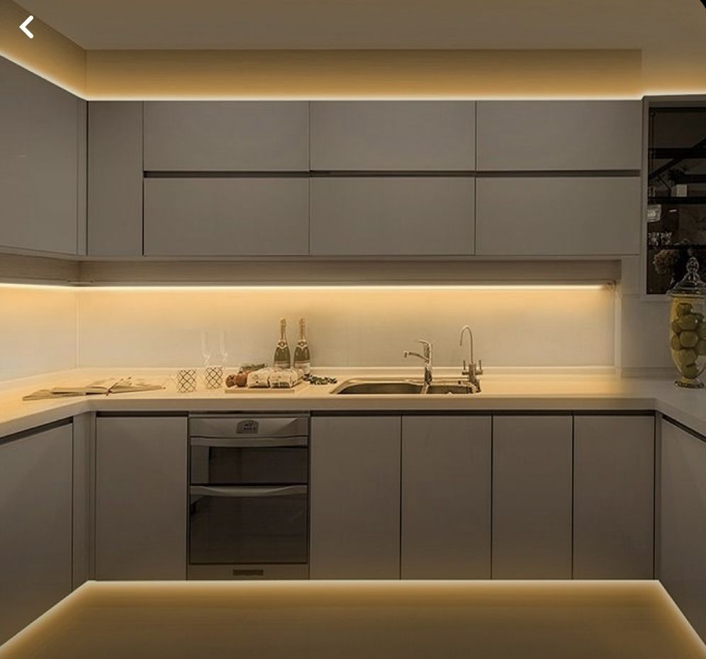 Đèn LED thanh cho tủ bếp với ánh sáng 3000–3500K, phù hợp bếp mở liên thông phòng khách, giúp không gian đồng bộ và tăng tính thẩm mỹ.
