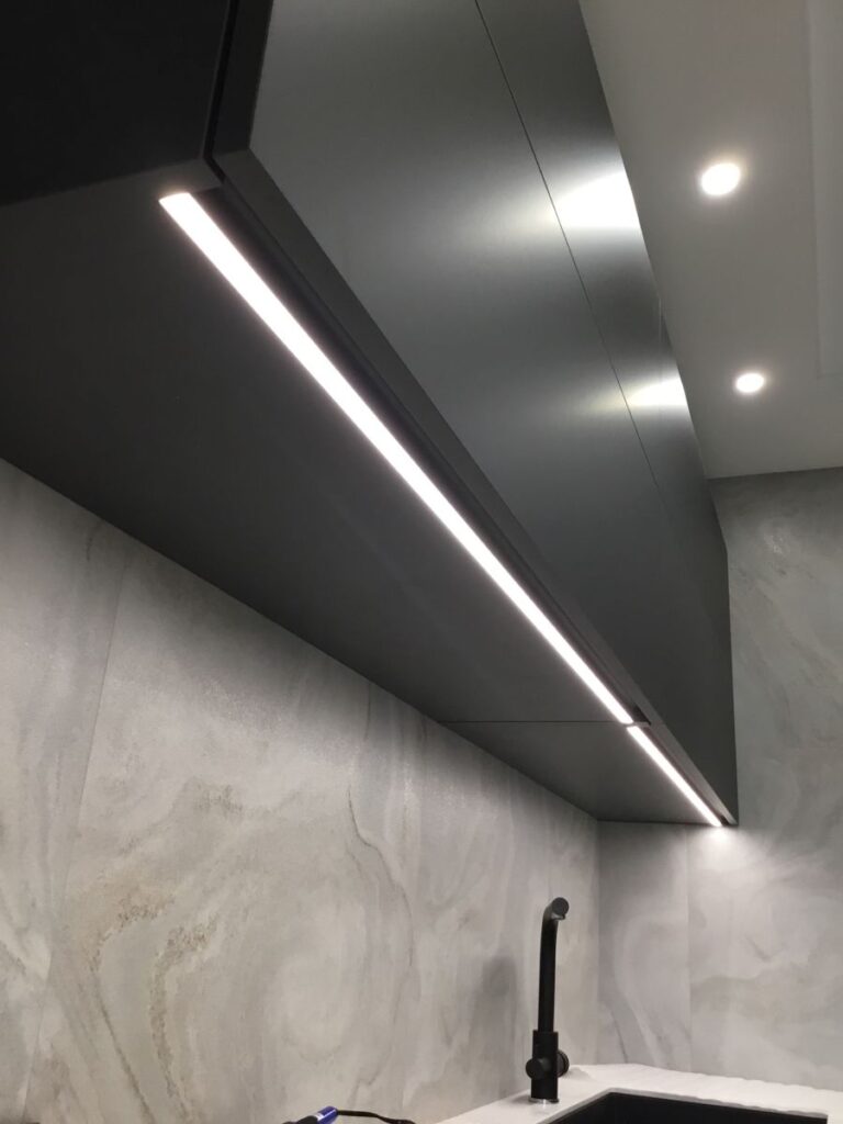 Đèn LED thanh cho tủ bếp 5000K tạo ánh sáng trắng rõ, hỗ trợ chiếu sáng mặt bếp và hài hòa với hệ thống đèn trong không gian bếp mở.